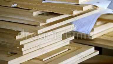 特写镜头。 木制的，中密度纤维板的细节。 家具厂。 家具立面的制造.. 木制家具制造
